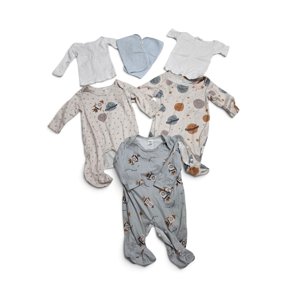 SHEIN Baby 7 Piece Bundle 0-1M Footed Sleepers Bodysuits Burp Cloths
